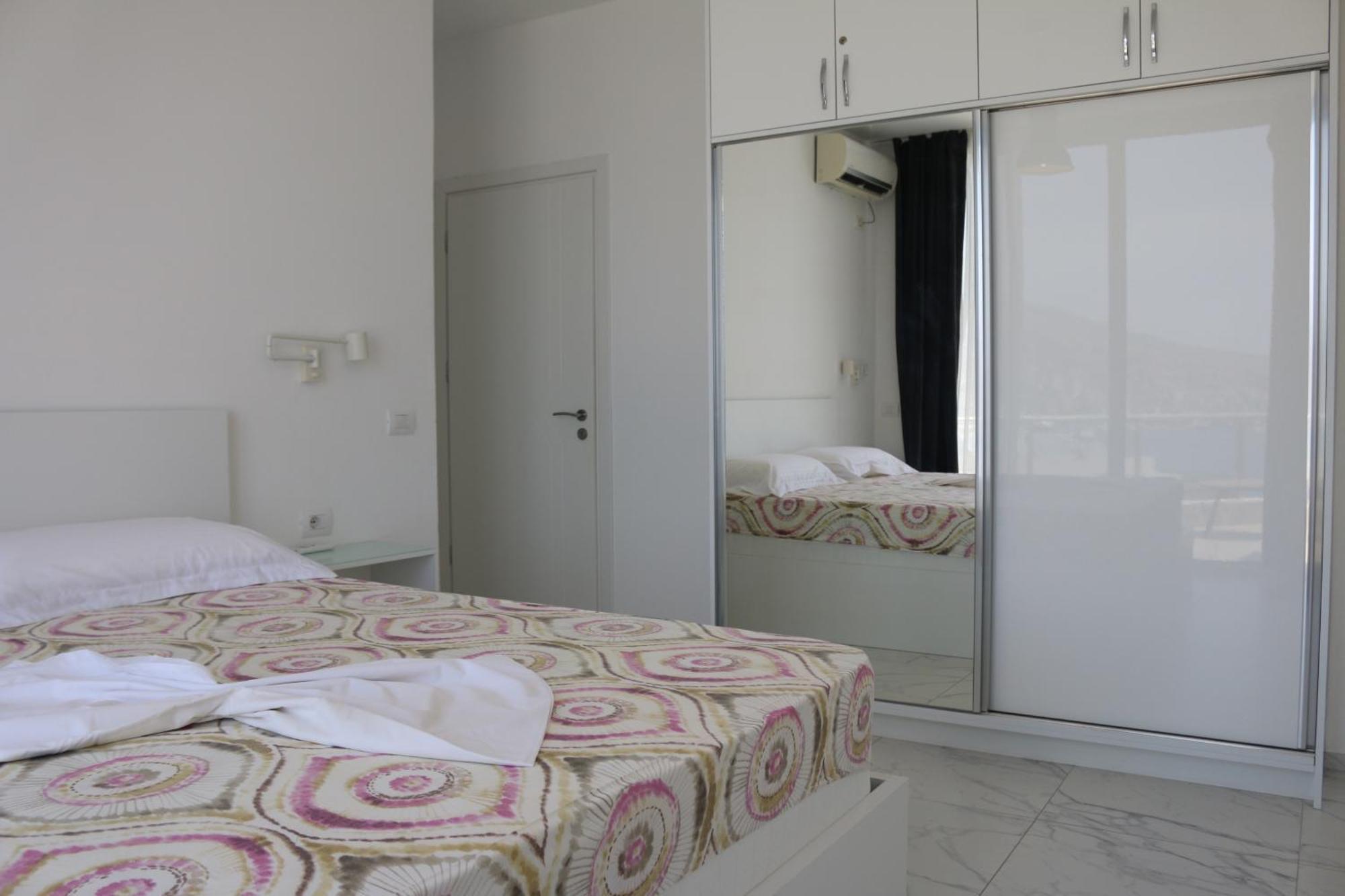 Infinity Sea View Penthouse Lägenhet Sarandë Exteriör bild